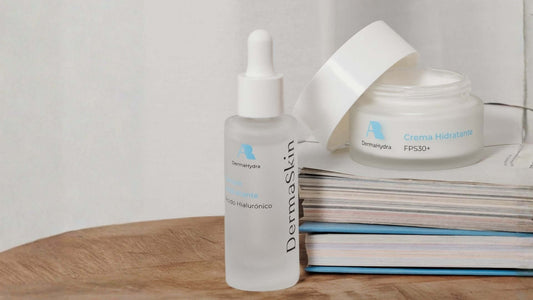 Productos de DermaSkin, serum y crema hidratante, ideales para cuidar la piel en primavera.