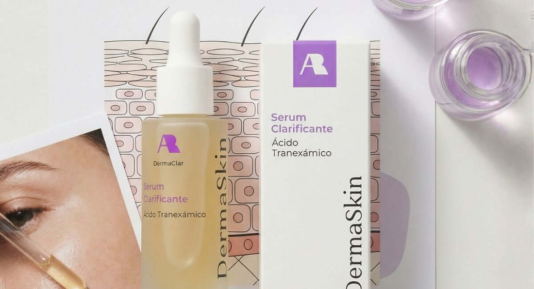 Frasco de serum clarificante con ácido tranexámico y su packaging, ideal para tratar manchas en la piel.