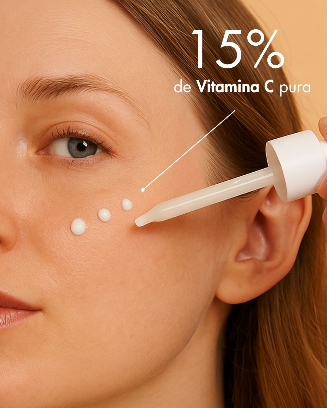 Mujer aplicando 15% de Vitamina C pura en su rostro con un gotero.
