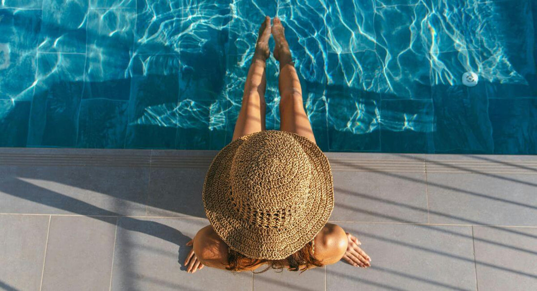 Mujer relax en la piscina en verano, ilustrando errores cuidados piel verano.