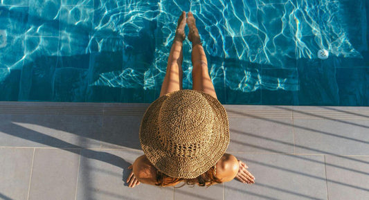 Mujer relax en la piscina en verano, ilustrando errores cuidados piel verano.